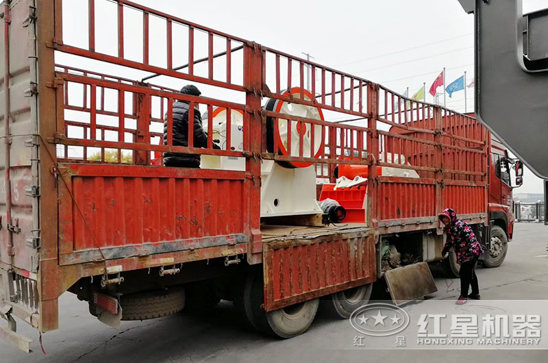 石塊打碎機設備裝車發貨